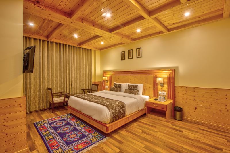 budget hotel room in manali